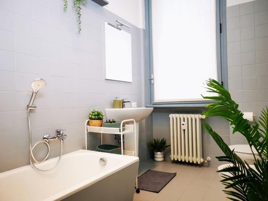 Appartement Sunny Flat 50 Meters From The Metro à Milan Extérieur photo